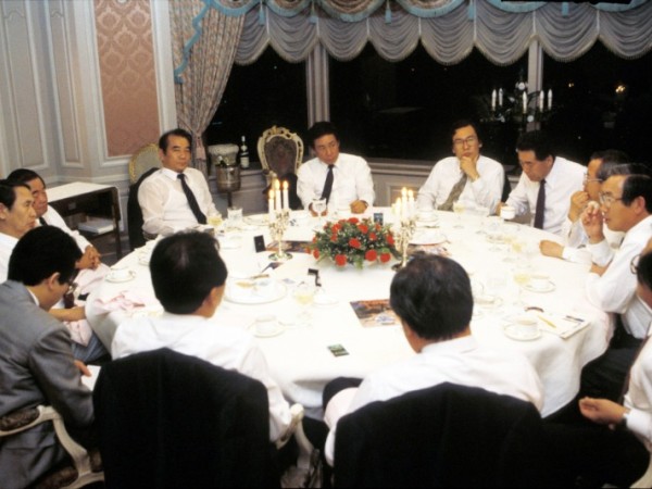 여야 정치인들이 사석에서 허심탄회하게 정국을 논하다.